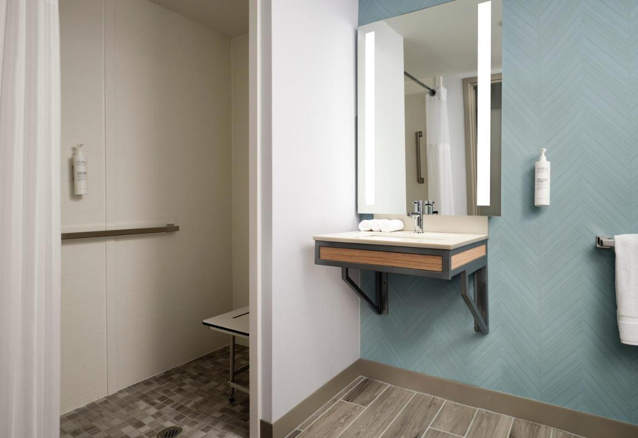 King Room with Roll-In Shower - Disability Access,1522584076:JPEG